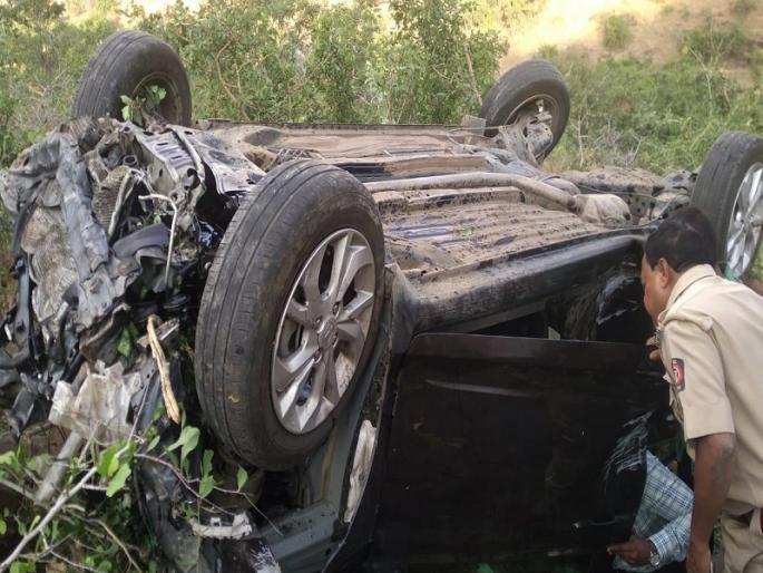One woman killed in car collision in Mayamba Ghat; Three injured | मायंबा घाटात कार कोसळून एका महिलेचा मृत्यू; तीन जखमी One woman killed in car collision in Mayamba Ghat; Three injured | मायंबा घाटात कार कोसळून एका महिलेचा मृत्यू; तीन जखमी