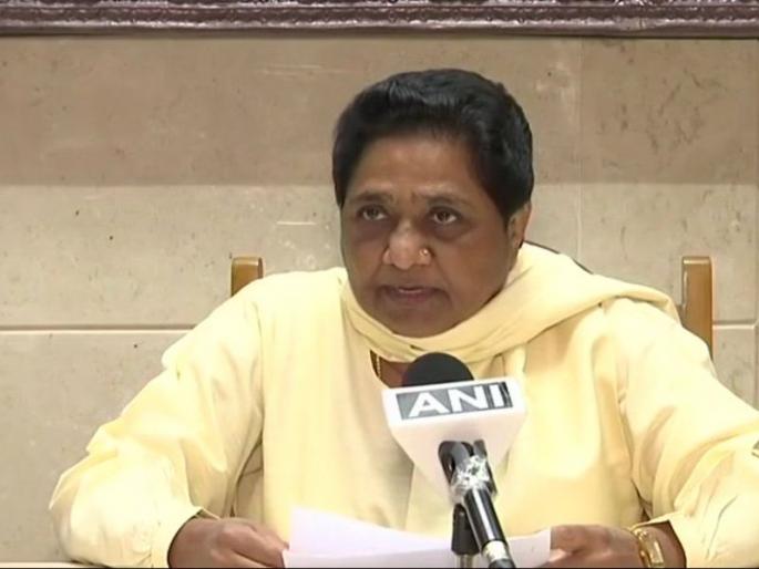 BSP Chief Mayawati attack on Congress policy | काँग्रेसच्या दुटप्पी भूमिकेमुळेच देशात वाढतोय जातीयवाद, मायावतींचा टोला BSP Chief Mayawati attack on Congress policy | काँग्रेसच्या दुटप्पी भूमिकेमुळेच देशात वाढतोय जातीयवाद, मायावतींचा टोला