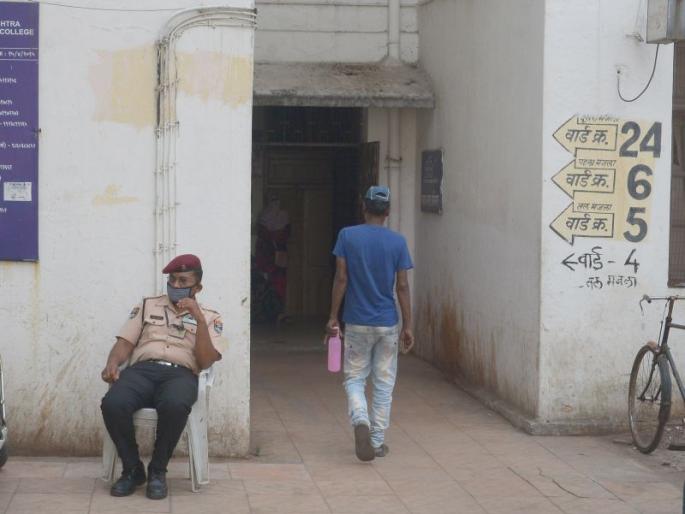 Four of those patients who are leaving Mayo have been charged | मेयोतून निघून जाणाऱ्या त्या चार रुग्णांविरुद्ध तक्रार दाखल Four of those patients who are leaving Mayo have been charged | मेयोतून निघून जाणाऱ्या त्या चार रुग्णांविरुद्ध तक्रार दाखल