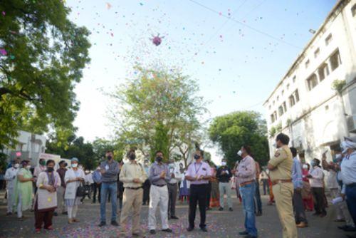 Flower showers on Corona Warriors at Mayo Hospital | मेयो रुग्णालयातील कोरोनाच्या योद्ध्यांवर पुष्पवृष्टी Flower showers on Corona Warriors at Mayo Hospital | मेयो रुग्णालयातील कोरोनाच्या योद्ध्यांवर पुष्पवृष्टी