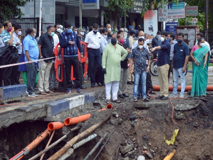 The Mayor-Commissioner inspected the sanitation in the city; Vigilance in the wake of last year's floods | महापौर-आयुक्तांनी केली शहरातील नालेसफाईची पाहणी; गेल्या वर्षीच्या पुराच्या पार्श्वभूमीवर सतर्कता The Mayor-Commissioner inspected the sanitation in the city; Vigilance in the wake of last year's floods | महापौर-आयुक्तांनी केली शहरातील नालेसफाईची पाहणी; गेल्या वर्षीच्या पुराच्या पार्श्वभूमीवर सतर्कता