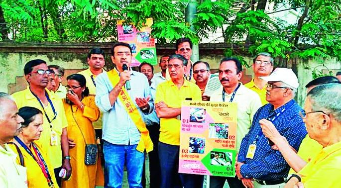 And the mayor stopped and made awareness of the traffic rules | अन् महापौरांनी गाडी थांबवून केली वाहतूक नियमांची जनजागृती