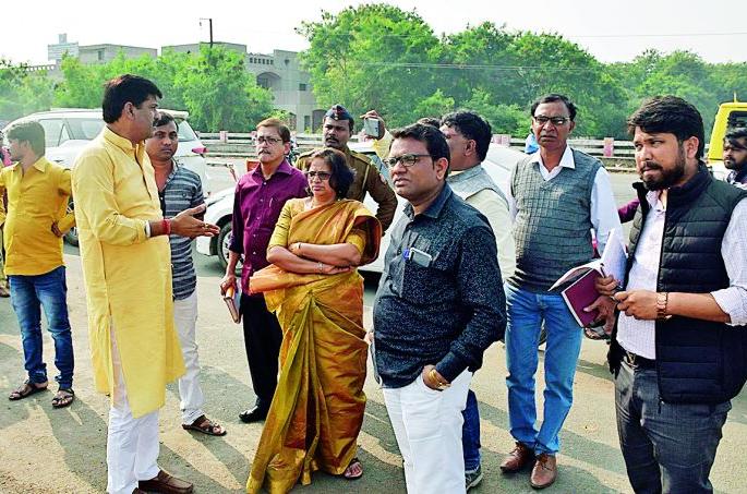 Nagangadi did not have security walls because of the danger, crumbling cement road | नागनदीला सुरक्षा भिंत नसल्याने धोका, निकृष्ट सिमेंट रोड उखडला Nagangadi did not have security walls because of the danger, crumbling cement road | नागनदीला सुरक्षा भिंत नसल्याने धोका, निकृष्ट सिमेंट रोड उखडला