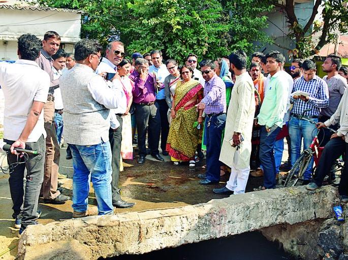 The sloganeering of the angry citizens before mayor of Nagpur | नागपुरात संतप्त नागरिकांची महापौरांपुढे नारेबाजी