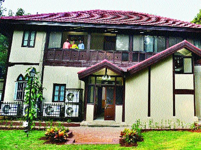 Mayor's 'house-to-house' in Queen's bungalow | महापौरांचा राणीबागेतील बंगल्यात ‘गृहप्रवेश’ Mayor's 'house-to-house' in Queen's bungalow | महापौरांचा राणीबागेतील बंगल्यात ‘गृहप्रवेश’