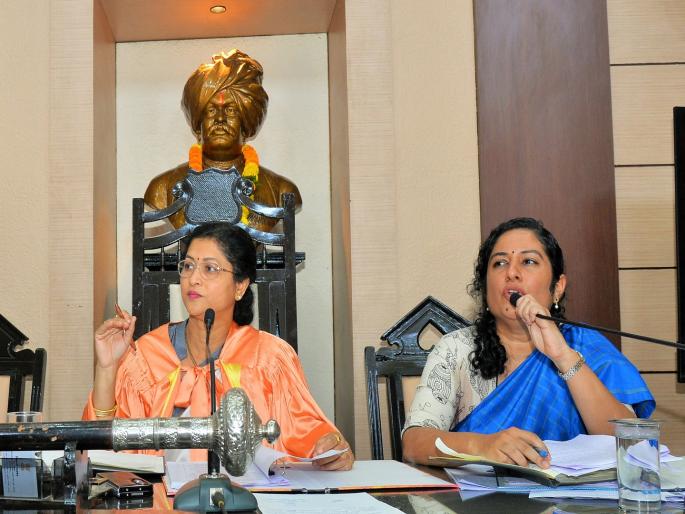 I have a list of who is paying how much money in the estate department; the mayor himself gave the information in the assembly. | इस्टेट विभागातील कोण किती पैसे खातेय याची यादीच माझ्याकडे; चक्क महापौरांनीच दिली सभागृहात माहिती I have a list of who is paying how much money in the estate department; the mayor himself gave the information in the assembly. | इस्टेट विभागातील कोण किती पैसे खातेय याची यादीच माझ्याकडे; चक्क महापौरांनीच दिली सभागृहात माहिती