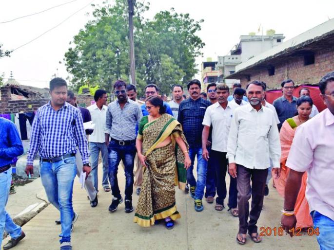 The mayor at your door : Citizen suffer due to water scarcity, drainage and sewerage line | महापौर आपल्या दारी : पाणीटंचाई, नाल्याची दुर्गंधी अन् गडरलाईनमुळे नागरिक त्रस्त The mayor at your door : Citizen suffer due to water scarcity, drainage and sewerage line | महापौर आपल्या दारी : पाणीटंचाई, नाल्याची दुर्गंधी अन् गडरलाईनमुळे नागरिक त्रस्त