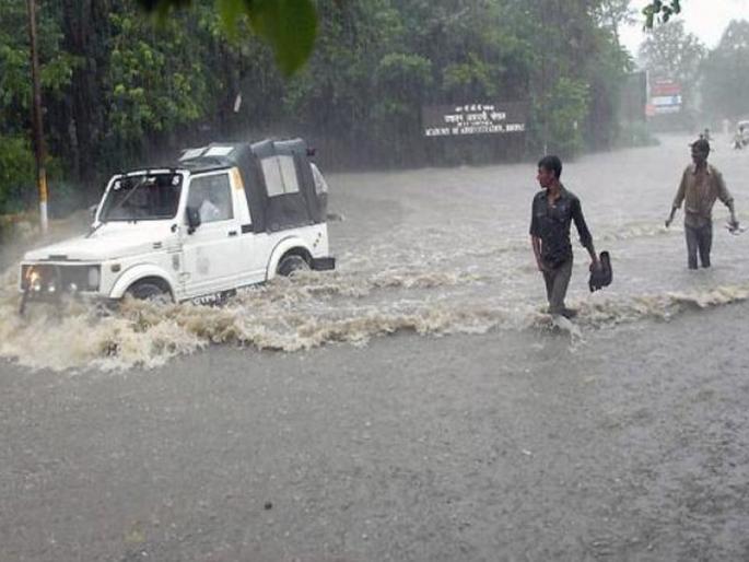 Bhopal Mayor Alok Sharma sits in the middle of a water logged street | ...अन् महापौर तुंबलेल्या पाण्यात खुर्ची टाकून बसले Bhopal Mayor Alok Sharma sits in the middle of a water logged street | ...अन् महापौर तुंबलेल्या पाण्यात खुर्ची टाकून बसले
