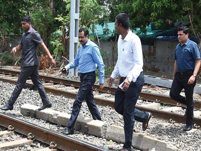 Panvel Municipal Commissioner, Mayor crosses Rail Rally | पनवेल महापालिकेच्या आयुक्त, महापौरांनी ओलांडले रेल्वे रूळ