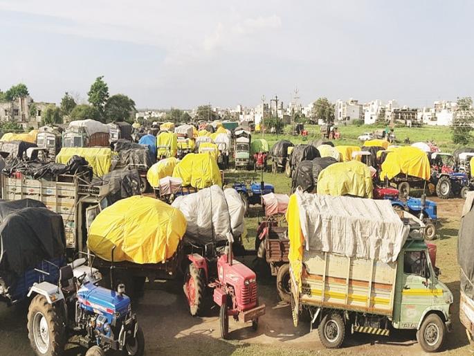 Maize sprouts in the vehicle itself; 130 vehicles have been parked in the center area for 7 days | वाहनातच मक्याला फुटले कोंब; १३० वाहने ७ दिवसांपासून केंद्राच्या परिसरात उभी Maize sprouts in the vehicle itself; 130 vehicles have been parked in the center area for 7 days | वाहनातच मक्याला फुटले कोंब; १३० वाहने ७ दिवसांपासून केंद्राच्या परिसरात उभी