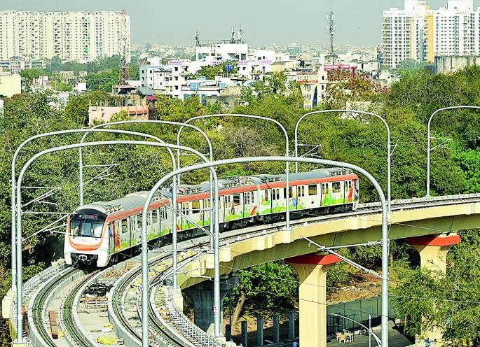 'My Metro' runs! Trial run on the first ever elevated track | ‘माझी मेट्रो’ धावली रे ! पहिल्यांदा एलिव्हेटेड ट्रॅकवर ‘ट्रायल रन’