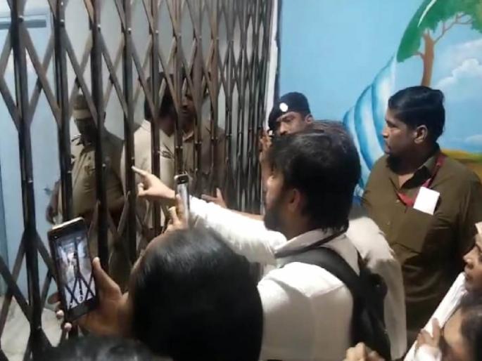 Investigation into the chaos outside the KDMC commissioner's hall | केडीएमसी आयुक्तांच्या दालनाबाहेर गोंधळ प्रकरणाची चौकशी सुरु Investigation into the chaos outside the KDMC commissioner's hall | केडीएमसी आयुक्तांच्या दालनाबाहेर गोंधळ प्रकरणाची चौकशी सुरु