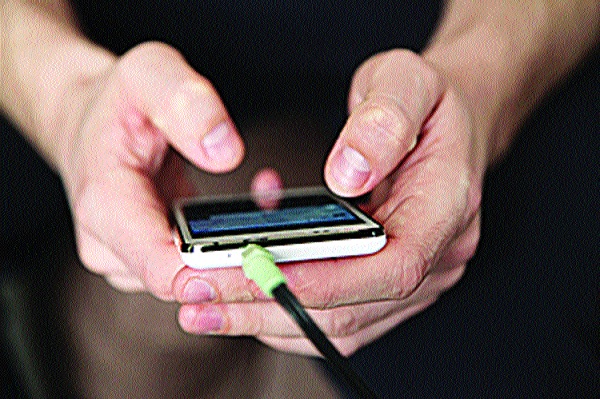 Growing Summer ... Smartphone! Precautions need to be increased due to explosion incidents | वाढतोय उन्हाळा... स्मार्टफोन सांभाळा ! स्फोट होण्याच्या घटना वाढल्याने खबरदारीची गरज Growing Summer ... Smartphone! Precautions need to be increased due to explosion incidents | वाढतोय उन्हाळा... स्मार्टफोन सांभाळा ! स्फोट होण्याच्या घटना वाढल्याने खबरदारीची गरज