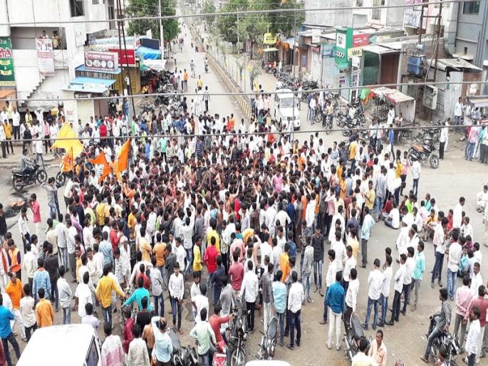 Maharashtra Bandh: Spontaneous response to Band in Beed; Tension after activist comes in front of District Collector office | Maharashtra Bandh : बंदला बीड जिल्ह्यात उत्स्फूर्त प्रतिसाद; जिल्हाधिकारी कचेरीसमोर जमाव जमल्याने तणाव Maharashtra Bandh: Spontaneous response to Band in Beed; Tension after activist comes in front of District Collector office | Maharashtra Bandh : बंदला बीड जिल्ह्यात उत्स्फूर्त प्रतिसाद; जिल्हाधिकारी कचेरीसमोर जमाव जमल्याने तणाव