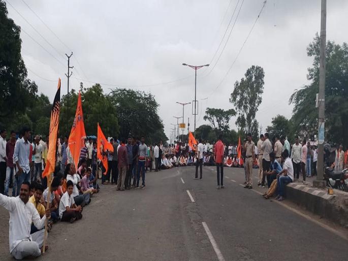 Maharashtra Bandh: A spontaneous response to the Maratha Kranti Morchas Band in Aurangabad; Rastaroko at various spot, a bus was burnt | Maharashtra Bandh : औरंगाबादमध्ये मराठा क्रांती मोर्चाच्या बंदला उत्स्फुर्त प्रतिसाद; ठिकठिकाणी रास्तारोको, एक बस जाळली Maharashtra Bandh: A spontaneous response to the Maratha Kranti Morchas Band in Aurangabad; Rastaroko at various spot, a bus was burnt | Maharashtra Bandh : औरंगाबादमध्ये मराठा क्रांती मोर्चाच्या बंदला उत्स्फुर्त प्रतिसाद; ठिकठिकाणी रास्तारोको, एक बस जाळली