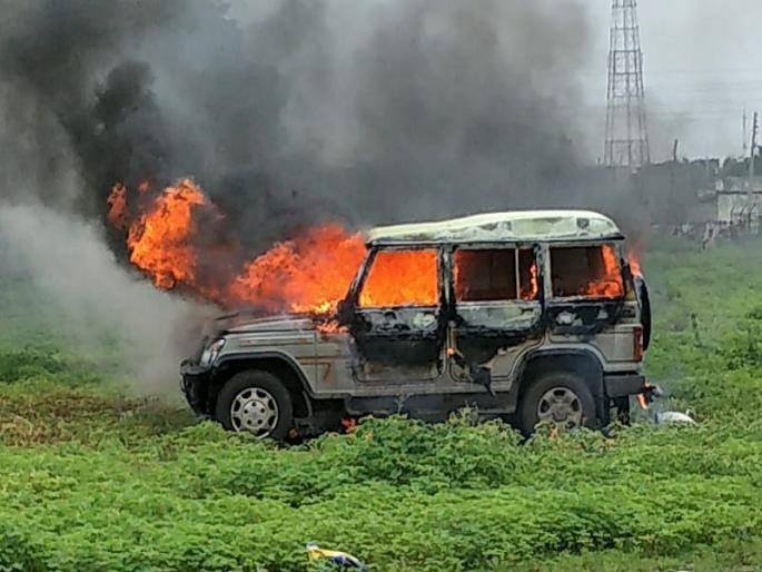 Marashatra Bandh: Bandh turns Violent at Sengav; School Bus and Jeep burnt | Marashatra Bandh : सेनगाव येथे आंदोलनाला हिंसक वळण; स्कूल बस व जीप पेटवली 