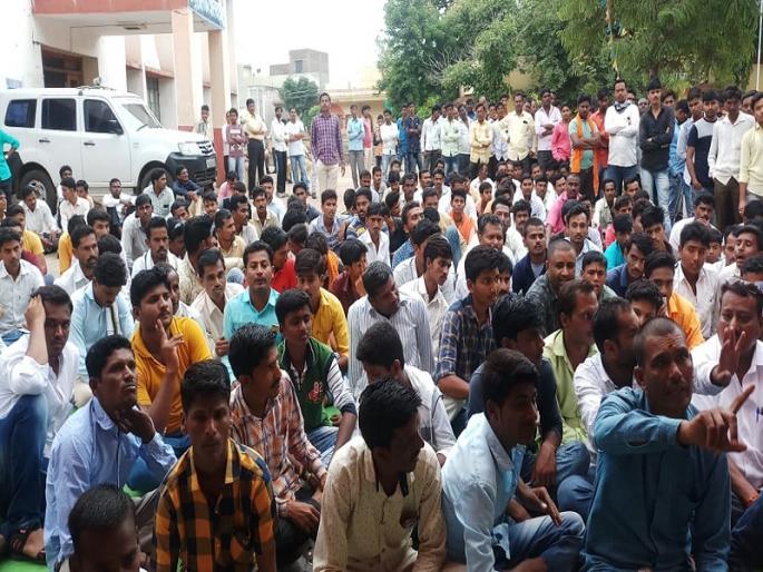 Marashatra Bandh: Strict Bandh at Jintoor; Movement of the protestors on the main road for two hours | Marashatra Bandh : जिंतूर येथे कडकडीत बंद; आंदोलकांचे मुख्य रस्त्यावर दोन तास चक्काजाम Marashatra Bandh: Strict Bandh at Jintoor; Movement of the protestors on the main road for two hours | Marashatra Bandh : जिंतूर येथे कडकडीत बंद; आंदोलकांचे मुख्य रस्त्यावर दोन तास चक्काजाम