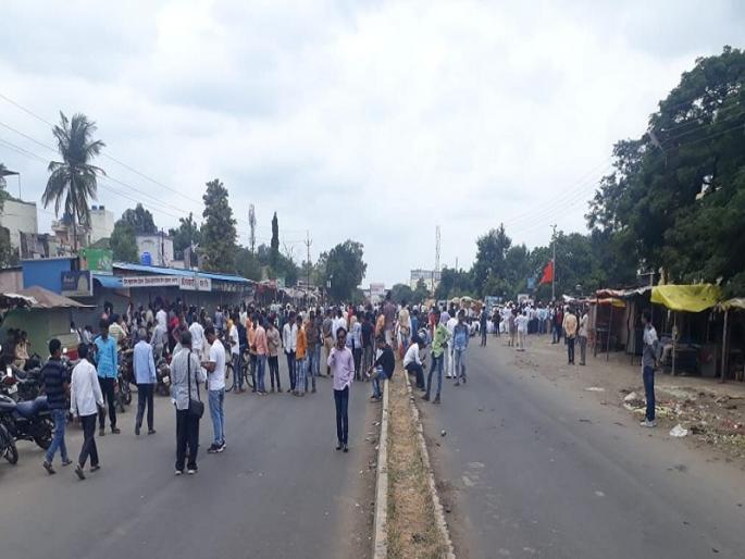 Maharashtra Bandh: Chakkajam movement in Parbhani district during Maharashtra Band, movement of protesters in many places | Maharashtra Bandh : बंद दरम्यान परभणी जिल्ह्यात चक्काजाम, अनेक ठिकाणी आंदोलकांचा ठिय्या Maharashtra Bandh: Chakkajam movement in Parbhani district during Maharashtra Band, movement of protesters in many places | Maharashtra Bandh : बंद दरम्यान परभणी जिल्ह्यात चक्काजाम, अनेक ठिकाणी आंदोलकांचा ठिय्या