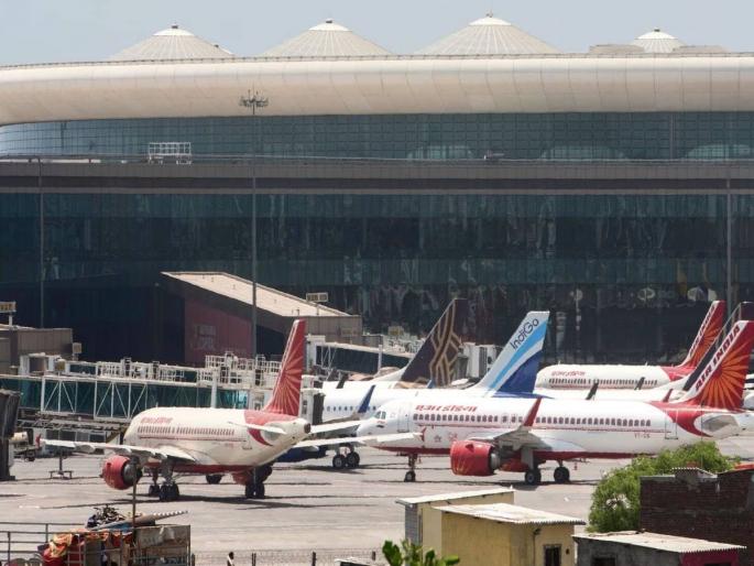 due to the storm the mumbai airport was closed for an hour | वादळामुळे विमानतळ एक तास बंद, वेळापत्रक कोलमडले, प्रवाशांना मोठा फटका due to the storm the mumbai airport was closed for an hour | वादळामुळे विमानतळ एक तास बंद, वेळापत्रक कोलमडले, प्रवाशांना मोठा फटका