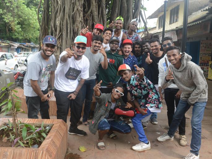 coronavirus : lockdown - Dharavi rappers and their art for survival and struggle for life. | कोरोना काळात कसे जगताहेत धारावी रॅपर्स? coronavirus : lockdown - Dharavi rappers and their art for survival and struggle for life. | कोरोना काळात कसे जगताहेत धारावी रॅपर्स?
