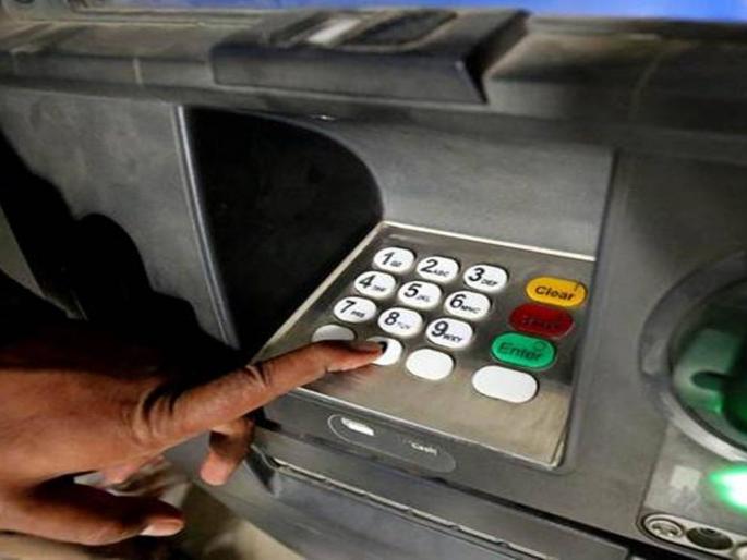 Two arrested for cheating by exchanging ATM cards in Solapur | एटीएम कार्डची अदला बदल करत फसवणूक करणाऱ्या दोघांना अटक Two arrested for cheating by exchanging ATM cards in Solapur | एटीएम कार्डची अदला बदल करत फसवणूक करणाऱ्या दोघांना अटक