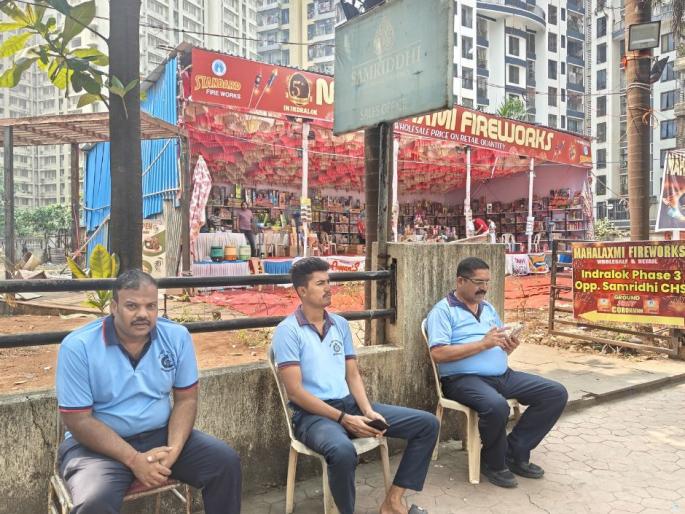 Mira Bhayandar Civic Body Draws Flak for Providing Free Fire Brigade Services to Firecracker Vendors | Mira Bhayandar: अग्निशमन दल फटाके स्टॉलवर तैनात, नागरिकांचा संताप,'आगीच्या घटना वाढल्या तर, जबाबदार कोण?' Mira Bhayandar Civic Body Draws Flak for Providing Free Fire Brigade Services to Firecracker Vendors | Mira Bhayandar: अग्निशमन दल फटाके स्टॉलवर तैनात, नागरिकांचा संताप,'आगीच्या घटना वाढल्या तर, जबाबदार कोण?'