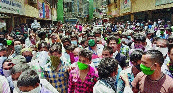 Hundreds of citizens on the streets in Mumbai | लॉकडाउनची ऐशीतैशी : मुंब्य्रात शेकडो नागरिक रस्त्यावर