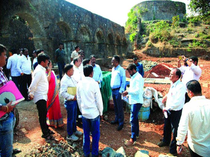 Beautification of Ghodbunder fort finally started, inspection by MLAs | घोडबंदर किल्ल्याचे सुशोभीकरण अखेर सुरू, आमदारांकडून पाहणी Beautification of Ghodbunder fort finally started, inspection by MLAs | घोडबंदर किल्ल्याचे सुशोभीकरण अखेर सुरू, आमदारांकडून पाहणी