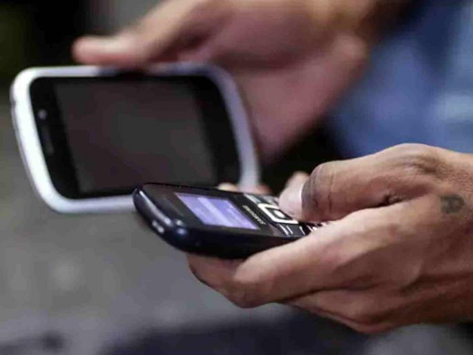Cheap mobile phones sold by showing high bills, fraud by stopping them on the street! | जास्त बिल दाखवून विकायचा स्वस्त मोबाइल, रस्त्यावर अडवून फसवणूक! Cheap mobile phones sold by showing high bills, fraud by stopping them on the street! | जास्त बिल दाखवून विकायचा स्वस्त मोबाइल, रस्त्यावर अडवून फसवणूक!