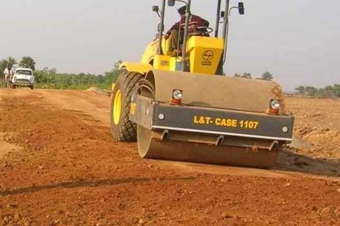 Work of CM Gram Sadak Yojana incomplete | मुख्यमंत्री ग्रामसडक योजनेची कामे अपूर्ण; कारवाईला फाटा