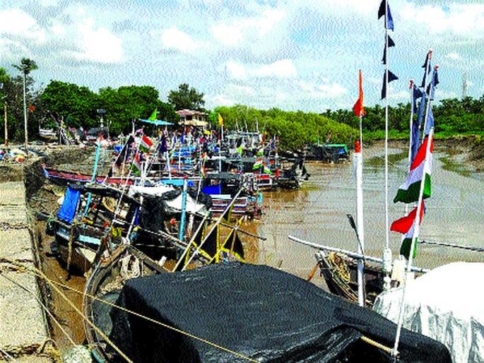 The fishermen's economy collapsed | मच्छीमारांची अर्थव्यवस्था कोलमडली