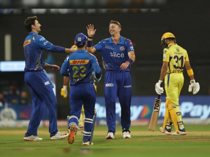 IPL 2022 MI vs CSK Live Update : Mumbai needs 98 runs to knock out Chennai from IPL 2022, MS Dhoni 36 (33) | IPL 2022 MI vs CSK Live Update : मुंबई इंडियन्सचे ११ शिलेदार विरुद्ध MS Dhoni असा सामना रंगला; चेन्नई सुपर किंग्सचे आव्हान संपल्यात जमा