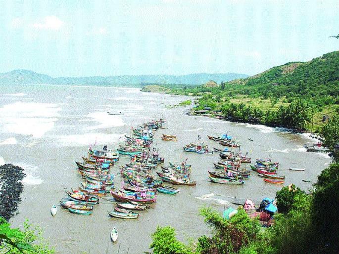 Fishermen in crisis after farmers in the district | जिल्ह्यात शेतकऱ्यांपाठोपाठ मच्छीमार संकटात