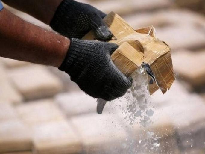 Three people selling Mephedrone arrested in Pune 5 lakh worth of goods seized | पुण्यात Mephedrone ची विक्री करणारे तिघेजण जाळ्यात; पाच लाखांचा मुद्देमाल जप्त Three people selling Mephedrone arrested in Pune 5 lakh worth of goods seized | पुण्यात Mephedrone ची विक्री करणारे तिघेजण जाळ्यात; पाच लाखांचा मुद्देमाल जप्त