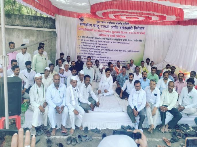 Mula- Pravara potra protest against sand pollution in front of collector office  | मुळा- प्रवरा पात्रातील वाळू उपशाविरोधात जिल्हाधिकारी कार्यालयासमोर धरणे  Mula- Pravara potra protest against sand pollution in front of collector office  | मुळा- प्रवरा पात्रातील वाळू उपशाविरोधात जिल्हाधिकारी कार्यालयासमोर धरणे