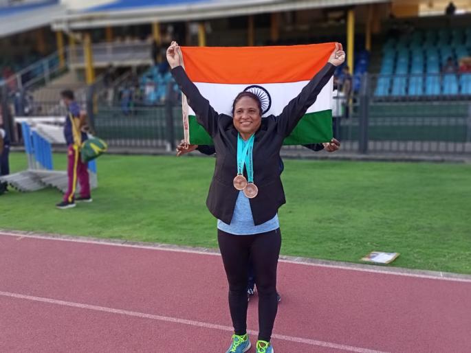 Akola women's sprinter Madhuri Date won two bronze medals in Sri Lanka | अकोल्याच्या महिला धावपटू माधुरी दाते यांनी श्रीलंकेत पटकावले दोन कांस्य पदक Akola women's sprinter Madhuri Date won two bronze medals in Sri Lanka | अकोल्याच्या महिला धावपटू माधुरी दाते यांनी श्रीलंकेत पटकावले दोन कांस्य पदक