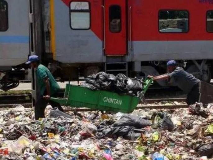 A huge railway project, now millions will be earned from the waste collected in the station area! | रेल्वेचा जबरदस्त प्रकल्प, आता स्टेशन परिसरात जमा होणाऱ्या कचऱ्यातून होणार लाखोंची कमाई! A huge railway project, now millions will be earned from the waste collected in the station area! | रेल्वेचा जबरदस्त प्रकल्प, आता स्टेशन परिसरात जमा होणाऱ्या कचऱ्यातून होणार लाखोंची कमाई!