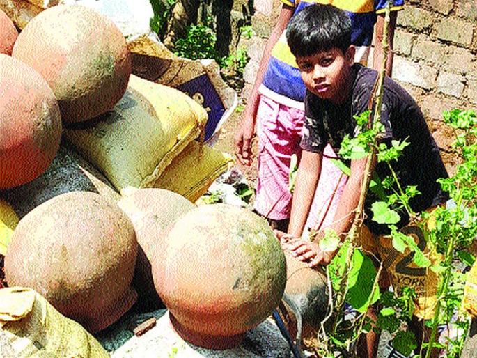 Some of the heavy loads in the rain hit the business | पावसाने कुं भार व्यावसायिक अडचणीत Some of the heavy loads in the rain hit the business | पावसाने कुं भार व्यावसायिक अडचणीत