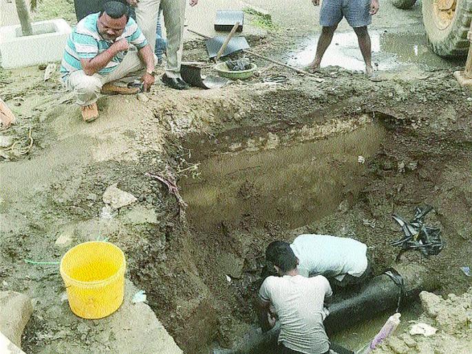 drains water in Kharghar | खारघरमध्ये जलवाहिनी फुटल्याने पाण्याची नासाडी