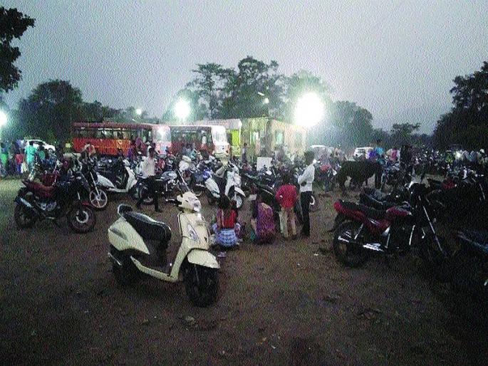 Illegal parking in the ST-STOP to reach; Employees suffer | नागोठणे एसटी स्थानकात अवैध पार्किंग; कर्मचारी त्रस्त Illegal parking in the ST-STOP to reach; Employees suffer | नागोठणे एसटी स्थानकात अवैध पार्किंग; कर्मचारी त्रस्त