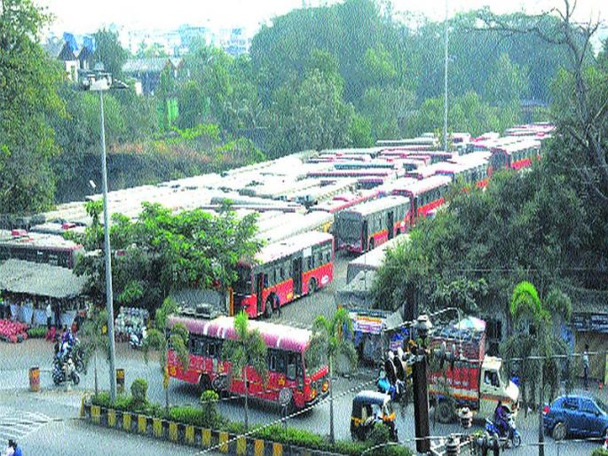 Where to place KDMT buses? Part of the theft is due to the bus being parked on the road | केडीएमटीच्या बस ठेवायच्या तरी कुठे?; रस्त्यावर बस उभ्या केल्याने पार्टची होतेय चोरी Where to place KDMT buses? Part of the theft is due to the bus being parked on the road | केडीएमटीच्या बस ठेवायच्या तरी कुठे?; रस्त्यावर बस उभ्या केल्याने पार्टची होतेय चोरी