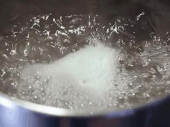 The girl was burnt when the stove was hit by the hot water falling on her body | चुलीला धक्का लागल्यानं पोळकं पाणी अंगावर पडून बालिका भाजली