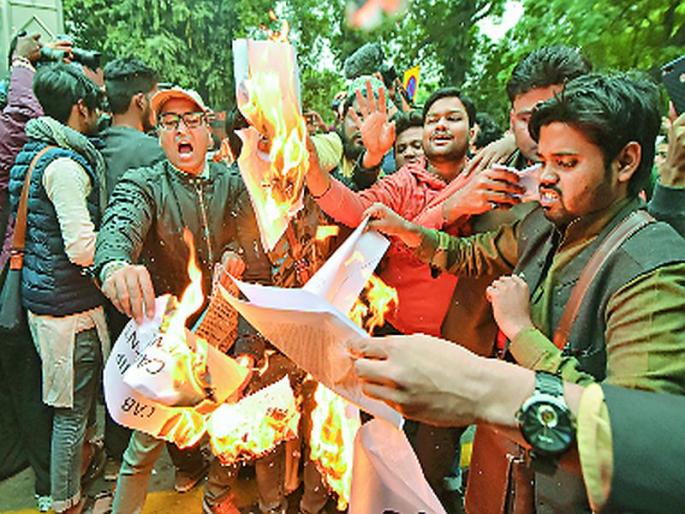 Violence domes in northeast India against citizenship bill | नागरिकत्व विधेयकाविरुद्ध ईशान्य भारतातील बंदला हिंसक वळण Violence domes in northeast India against citizenship bill | नागरिकत्व विधेयकाविरुद्ध ईशान्य भारतातील बंदला हिंसक वळण