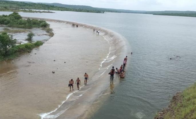 Six medium projects 'overflow' in Buldana district | बुलडाणा जिल्ह्यातील सहा मध्यम प्रकल्प ‘ओव्हर फ्लो’ Six medium projects 'overflow' in Buldana district | बुलडाणा जिल्ह्यातील सहा मध्यम प्रकल्प ‘ओव्हर फ्लो’