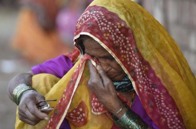 For the help of widows of suicide victims various measures | आत्महत्याग्रस्त शेतकरी विधवांच्या मदतीसाठी उपाययोजनांचे कवच! For the help of widows of suicide victims various measures | आत्महत्याग्रस्त शेतकरी विधवांच्या मदतीसाठी उपाययोजनांचे कवच!