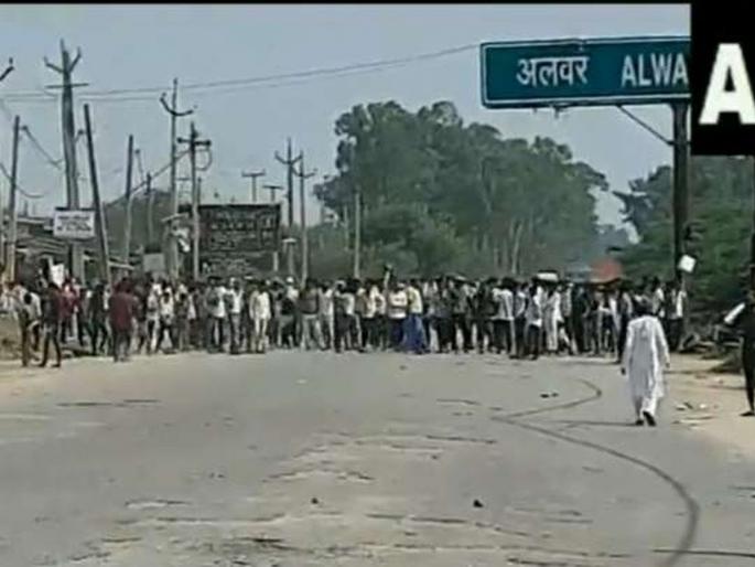 Stone pelting, firing at saffron rally in Haryana mewat; Mob broke cars, 5000 devotees got trapped | हरियाणामध्ये भगवा रॅलीवर दगडफेक, गोळीबार; जमावाने गाड्या फोड़ल्या, ५००० भाविक अडकले Stone pelting, firing at saffron rally in Haryana mewat; Mob broke cars, 5000 devotees got trapped | हरियाणामध्ये भगवा रॅलीवर दगडफेक, गोळीबार; जमावाने गाड्या फोड़ल्या, ५००० भाविक अडकले