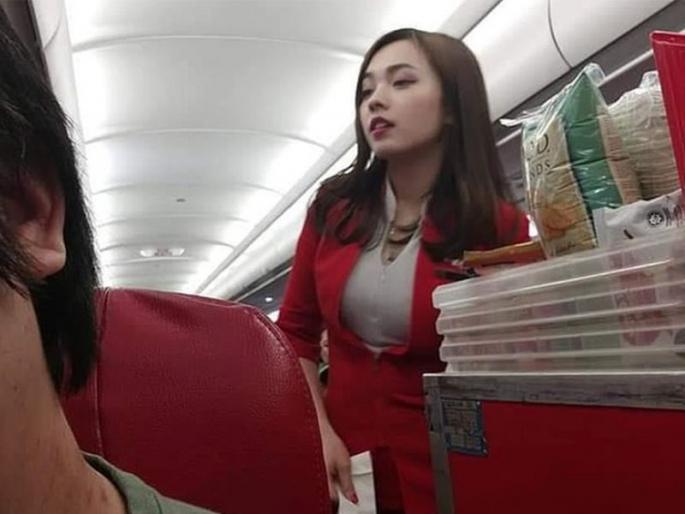 Is this worlds most beautiful air hostess photo of Chinese Airasia cabin crew goes viral | कोण आहे ही सौंदर्यवती? लोक करताहेत सर्वात सुंदर एअर होस्टेस असल्याचा दावा!