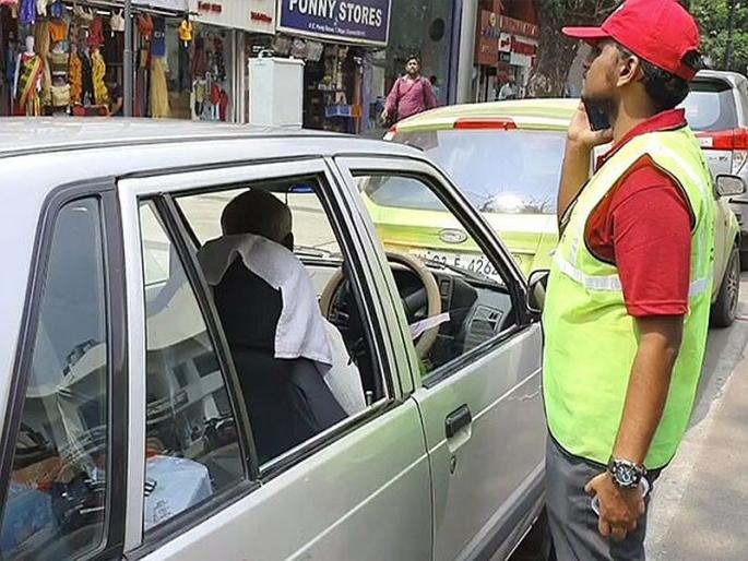 Unemployment, Engineer and MBA graduate as a parking attendant in chennai MMG | बेरोजगारी रे भावा... इंजिनिअर अन् एमबीए ग्रॅज्युएट करतायेत पार्कींग अटेंडंटचं काम