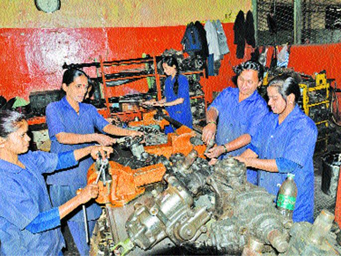 Women's Day Special: Due to the use of power, trick, those women in Solapur will repair the red! | Women's Day Special : शक्ती, युक्तीच्या उपयोगाने सोलापुरातील त्या महिला करतात लालपरीची दुरूस्ती ! Women's Day Special: Due to the use of power, trick, those women in Solapur will repair the red! | Women's Day Special : शक्ती, युक्तीच्या उपयोगाने सोलापुरातील त्या महिला करतात लालपरीची दुरूस्ती !