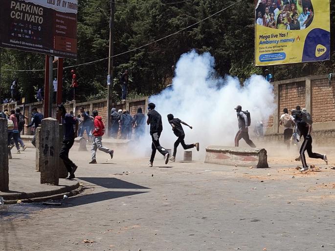 Gen Z Protest in Madagascar: Government collapses | नेपाळनंतर आता 'या' देशात Gen Z आंदोलनाचा झंझावात; सरकार कोसळले, राष्ट्रपतींची घोषणा... Gen Z Protest in Madagascar: Government collapses | नेपाळनंतर आता 'या' देशात Gen Z आंदोलनाचा झंझावात; सरकार कोसळले, राष्ट्रपतींची घोषणा...